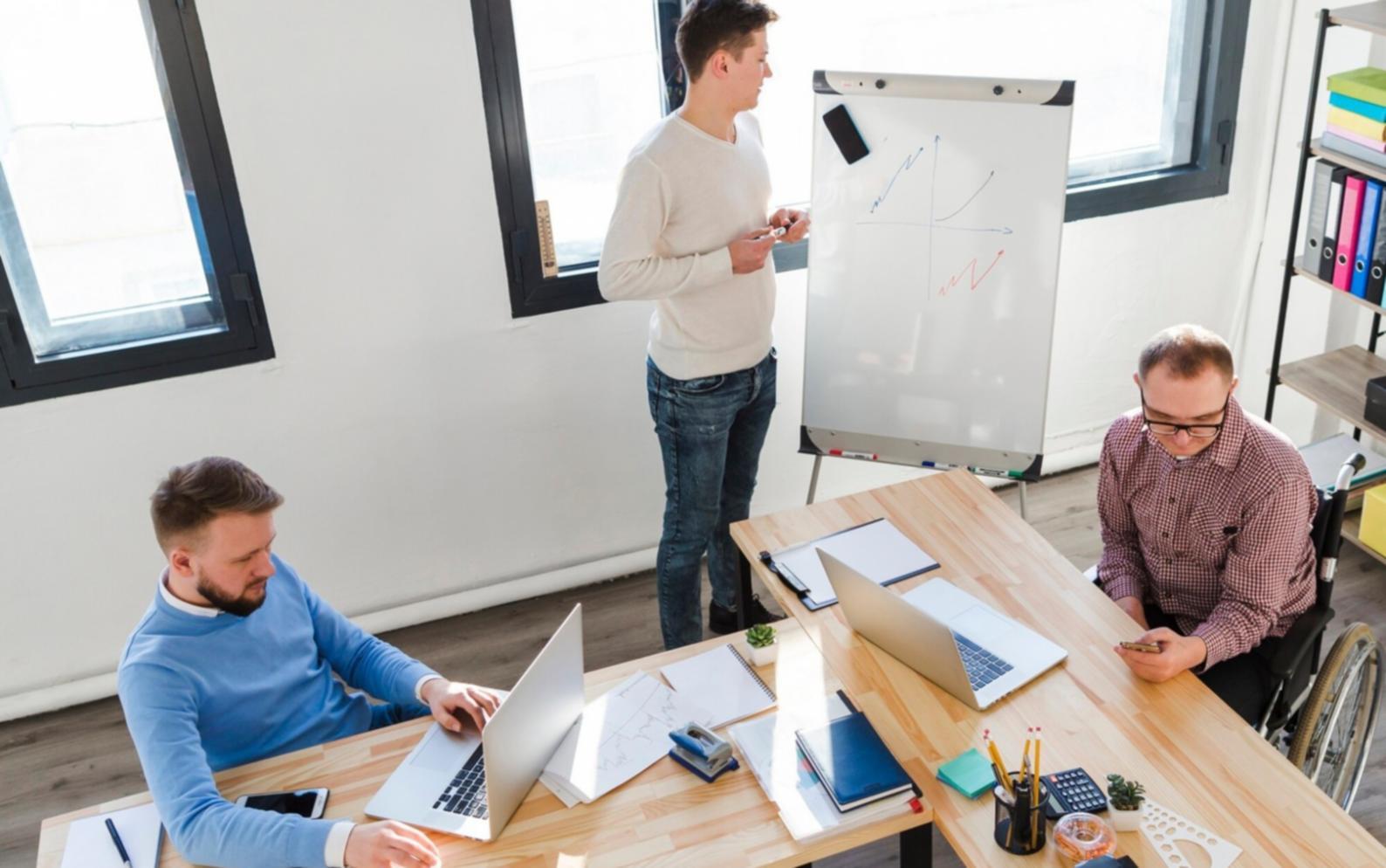 Estudiante trabajando en análisis presupuestario en su ordenador