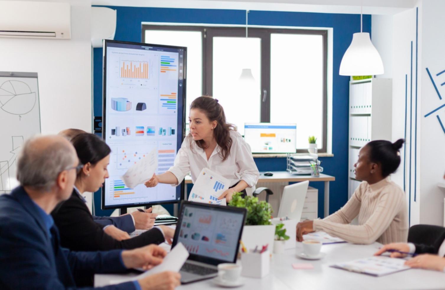 Persona trabajando en su planificación financiera con laptop y documentos