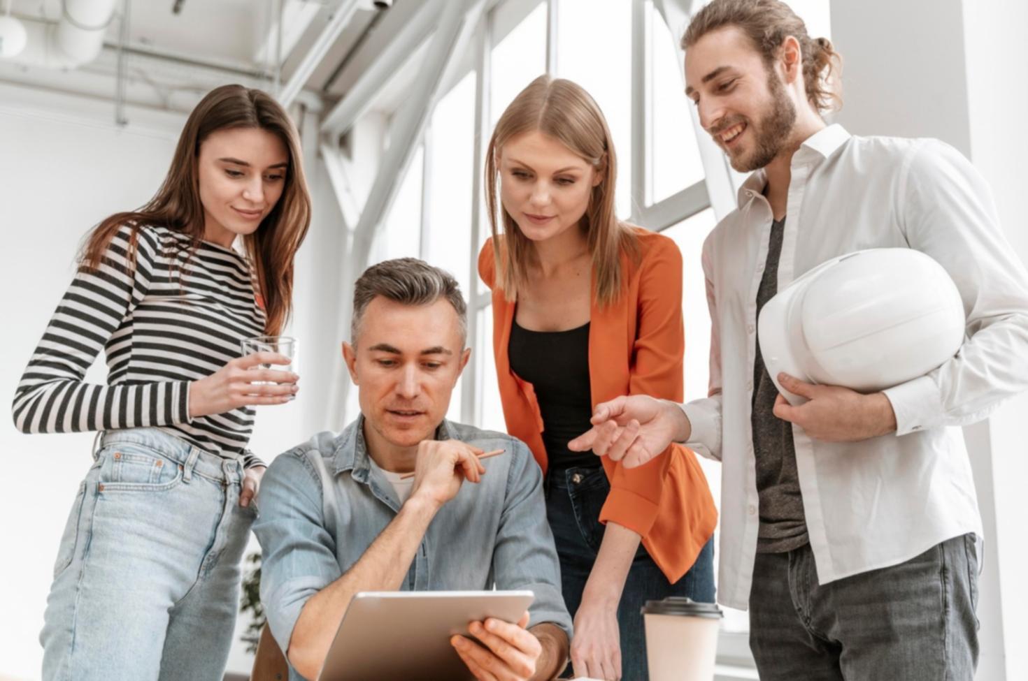 Espacio de trabajo con documentos financieros y calculadora